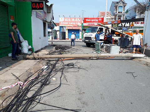 Kinh hoàng hàng loạt trụ điện đổ giữa đường nhiều người thoát chết ảnh 5