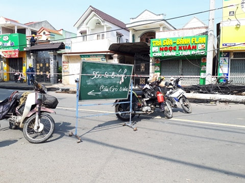 Kinh hoàng hàng loạt trụ điện đổ giữa đường nhiều người thoát chết ảnh 2