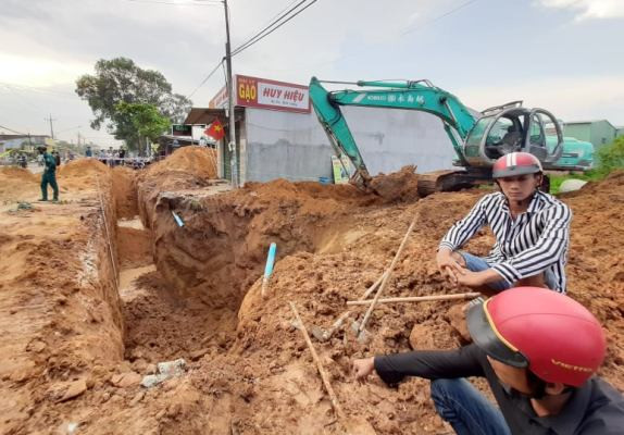 Làm cống thoát nước bên đường, một công nhân tử vong ảnh 2