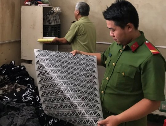 Phát hiện cơ sở sản xuất đồ thể thao giả thương hiệu nổi tiếng ảnh 2