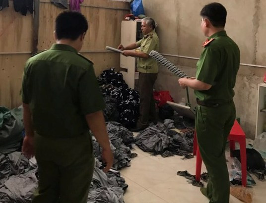 Phát hiện cơ sở sản xuất đồ thể thao giả thương hiệu nổi tiếng ảnh 1