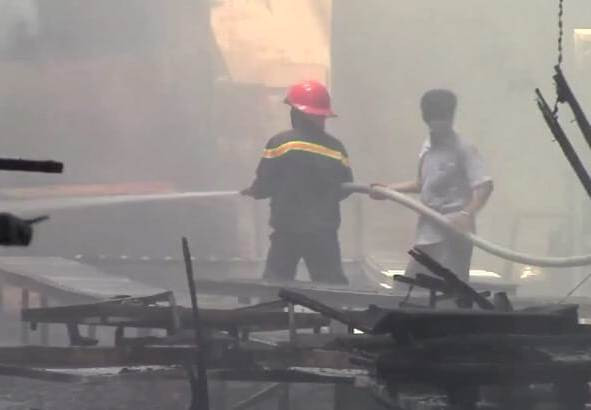 Lại một công ty gỗ ở Bình Dương bị lửa thiêu rụi ảnh 4