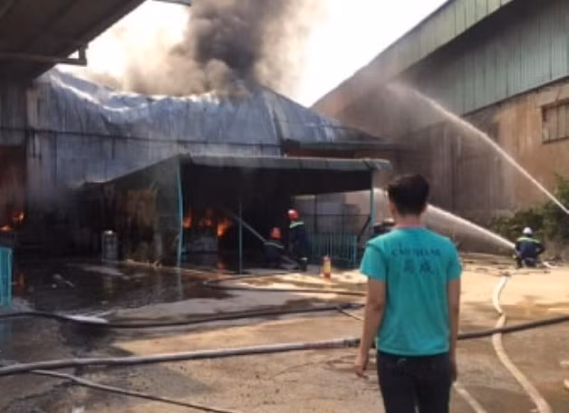 Lại một công ty gỗ ở Bình Dương bị lửa thiêu rụi ảnh 1