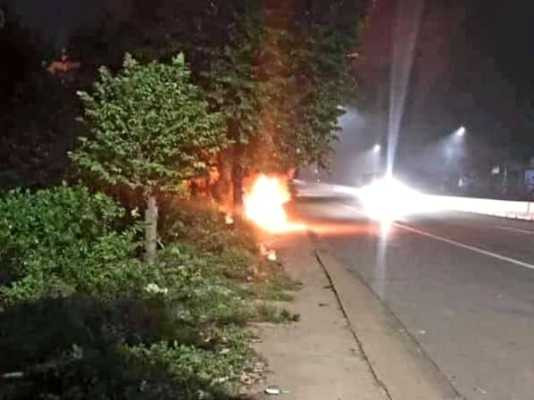 Thanh niên bật lửa đốt SH vì bạn gái không chịu ngồi lên xe ảnh 1