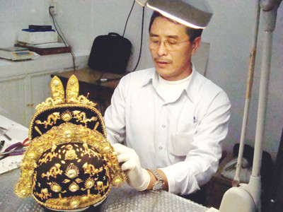Ông Vũ Kim Lộc và mũ nhà vua đã phục chế xong 