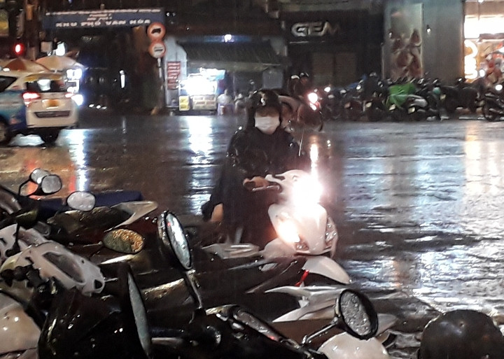 Nhiều chuyên gia lo ngại gió mùa Đông Bắc và mưa lớn kết hợp với triều cường sẽ tạo ra tổ hợp thời tiết bất lợi khiến nhiều khu vực có địa hình thấp ở TPHCM bị ngập sâu. Nhiều chuyên gia lo ngại gió mùa Đông Bắc và mưa lớn kết hợp với triều cường sẽ tạo ra tổ hợp thời tiết bất lợi khiến nhiều khu vực có địa hình thấp ở TPHCM bị ngập sâu.