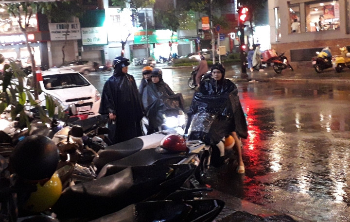 Nhiều người hủy bỏ chuyến du xuân, ghé vào các quán ăn bên đường để vừa ăn tối, vừa trú mưa Nhiều người hủy bỏ chuyến du xuân, ghé vào các quán ăn bên đường để vừa ăn tối, vừa trú mưa