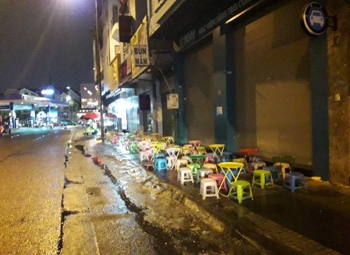 Hàng quán ngoài trời thất thu trong tối mùng 3 Tết dù những ngày trước đông nghịt các bạn trẻ đến check in (ảnh chụp lúc 19h30 trên Đường Hoa Sứ, phường 7, quận Phú Nhuận) Hàng quán ngoài trời thất thu trong tối mùng 3 Tết dù những ngày trước đông nghịt các bạn trẻ đến check in (ảnh chụp lúc 19h30 trên Đường Hoa Sứ, phường 7, quận Phú Nhuận)