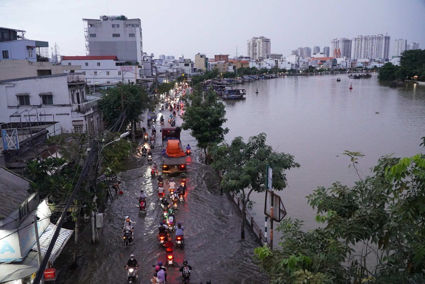 Triều cường dâng cao, ngập ngập nhiều tuyến đường trong những ngày Tết khiến hoạt động du xuân và đời sống sinh hoạt của người dân TPHCM bị đảo lộn Triều cường dâng cao, ngập ngập nhiều tuyến đường trong những ngày Tết khiến hoạt động du xuân và đời sống sinh hoạt của người dân TPHCM bị đảo lộn
