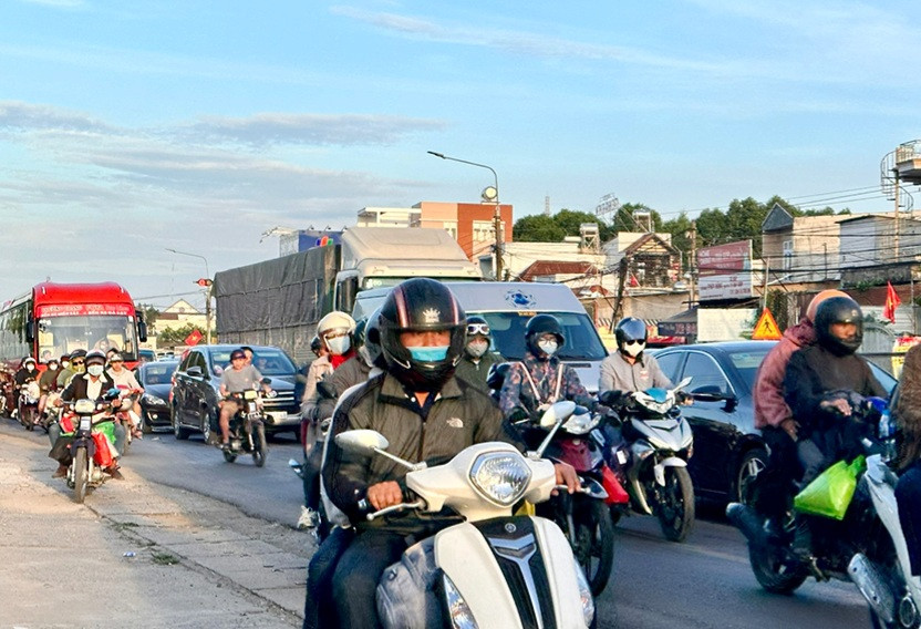 Dòng người và xe di chuyển chậm trên Quốc lộ 1A đoạn qua huyện Trảng Bom Dòng người và xe di chuyển chậm trên Quốc lộ 1A đoạn qua huyện Trảng Bom