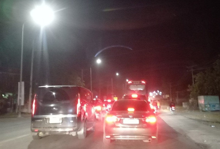 Đến 20h ngày 29/1, nhiều phương tiện vẫn còn nối đuôi kéo dài trên Quốc lộ 1A, đoạn qua xã Xuân Hưng (Xuân Lộc) Đến 20h ngày 29/1, nhiều phương tiện vẫn còn nối đuôi kéo dài trên Quốc lộ 1A, đoạn qua xã Xuân Hưng (Xuân Lộc)