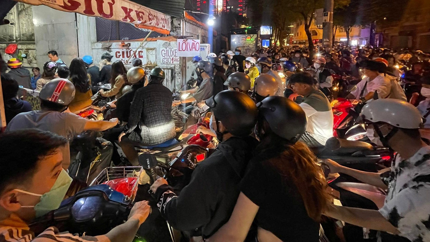 Nhiều bãi xe kiếm bộn tiền nhờ tính phí… trên trời và nhu cầu gửi xe quá lớn. Ảnh Phạm Nguyễn