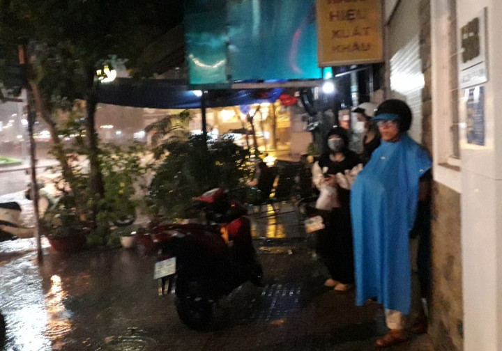 Do mưa quá lớn nên nhiều du khách phải trú mưa dưới các mái hiên dù trên người đã khoác áo mưa. Do mưa quá lớn nên nhiều du khách phải trú mưa dưới các mái hiên dù trên người đã khoác áo mưa.