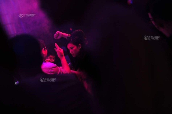 Vào 3h sáng, một nhóm nam thanh nữ tú vẫn đang vui đùa tại 1 quán bar ở Tế Nam, Sơn Đông, Trung Quốc