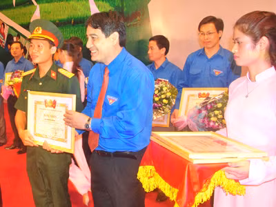  Bí thư thứ nhất T.Ư Đoàn Nguyễn Đắc Vinh tặng bằng khen cho cán bộ Đoàn có thành tích trong chiến dịch hè tình nguyện tại lễ tổng kết Ảnh: Thành Duy