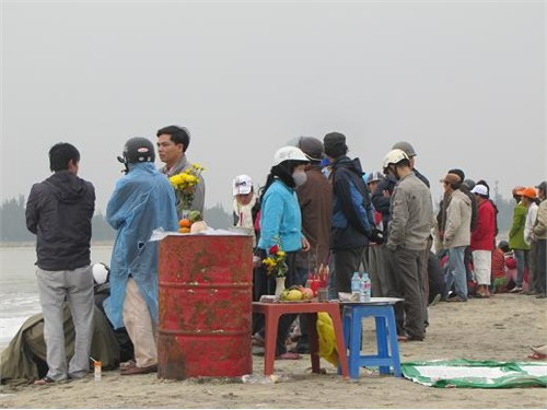 Hàng trăm người dân Hội an cùng ngư dân, người thân của nạn nhân ra biển ngóng tin. Hàng trăm người dân Hội an cùng ngư dân, người thân của nạn nhân ra biển ngóng tin