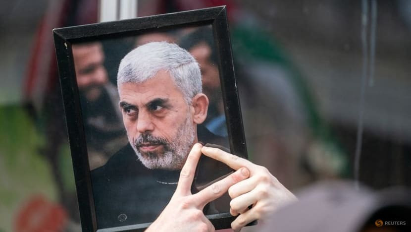 Một người ủng hộ Palestine cầm ảnh lãnh đạo Hamas. (Ảnh: Reuters)