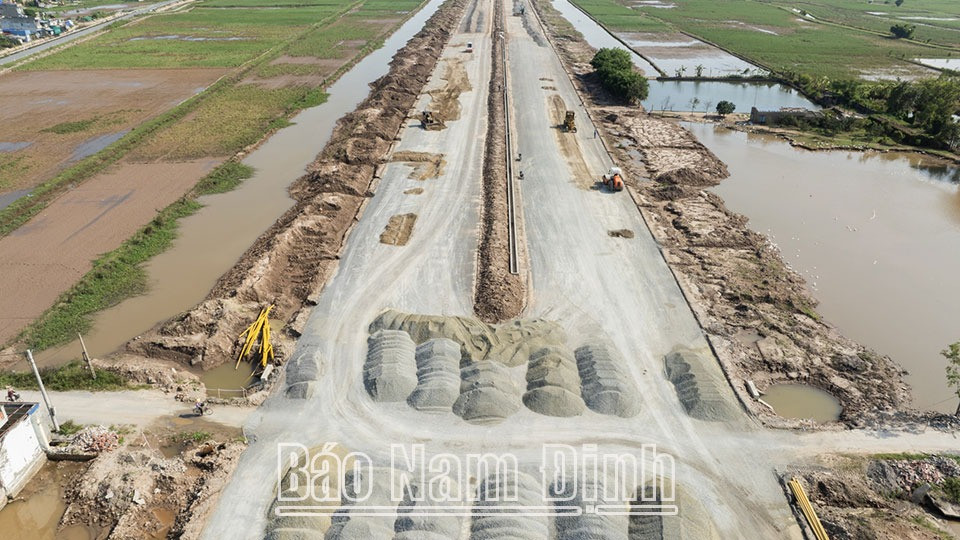 Tuyến đường bộ mới Nam Định - Lạc Quần - Đường bộ ven biển đoạn qua huyện Nam Trực. Tuyến đường bộ mới Nam Định - Lạc Quần - Đường bộ ven biển đoạn qua huyện Nam Trực.