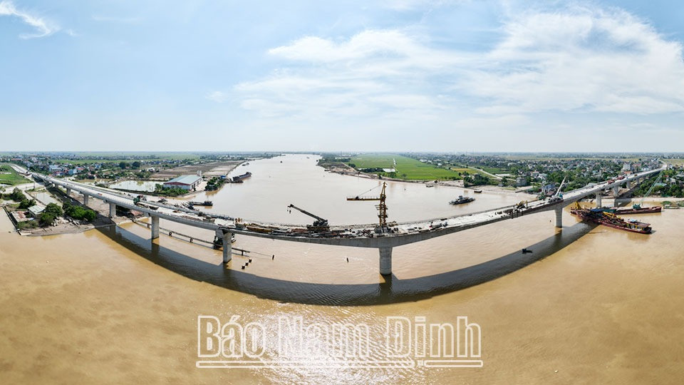 Toàn cảnh cầu Đống Cao thuộc tuyến đường trục phát triển nối vùng kinh tế biển tỉnh Nam Định với đường cao tốc Cầu Giẽ - Ninh Bình (giai đoạn II). Toàn cảnh cầu Đống Cao thuộc tuyến đường trục phát triển nối vùng kinh tế biển tỉnh Nam Định với đường cao tốc Cầu Giẽ - Ninh Bình (giai đoạn II).
