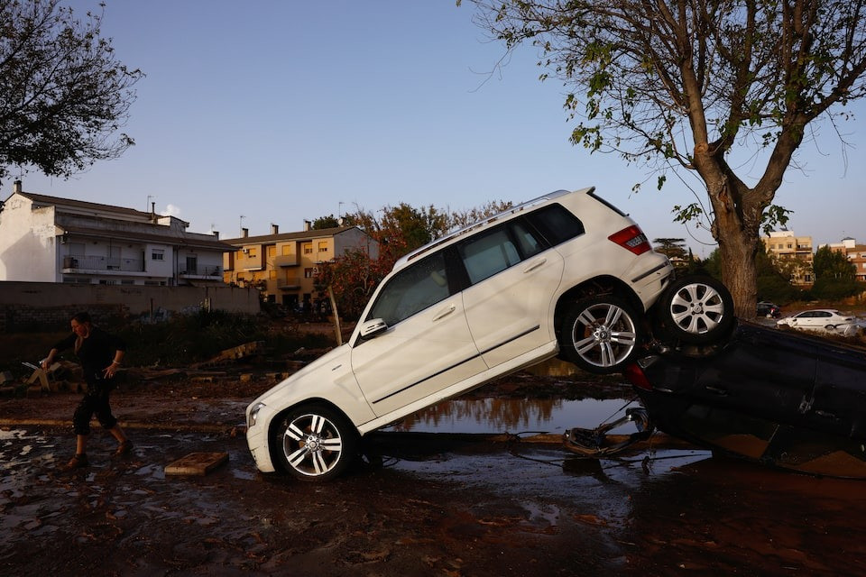 Bộ trưởng Quốc phòng Tây Ban Nha Margarita Robles nói với đài phát thanh Cadena Ser, rằng một đơn vị quân đội chuyên về các hoạt động cứu hộ sẽ bắt đầu tìm kiếm dưới bùn đất và đống đổ nát tại các khu vực bị ảnh hưởng nặng nề nhất. (Ảnh: Reuters) Bộ trưởng Quốc phòng Tây Ban Nha Margarita Robles nói với đài phát thanh Cadena Ser, rằng một đơn vị quân đội chuyên về các hoạt động cứu hộ sẽ bắt đầu tìm kiếm dưới bùn đất và đống đổ nát tại các khu vực bị ảnh hưởng nặng nề nhất. (Ảnh: Reuters)