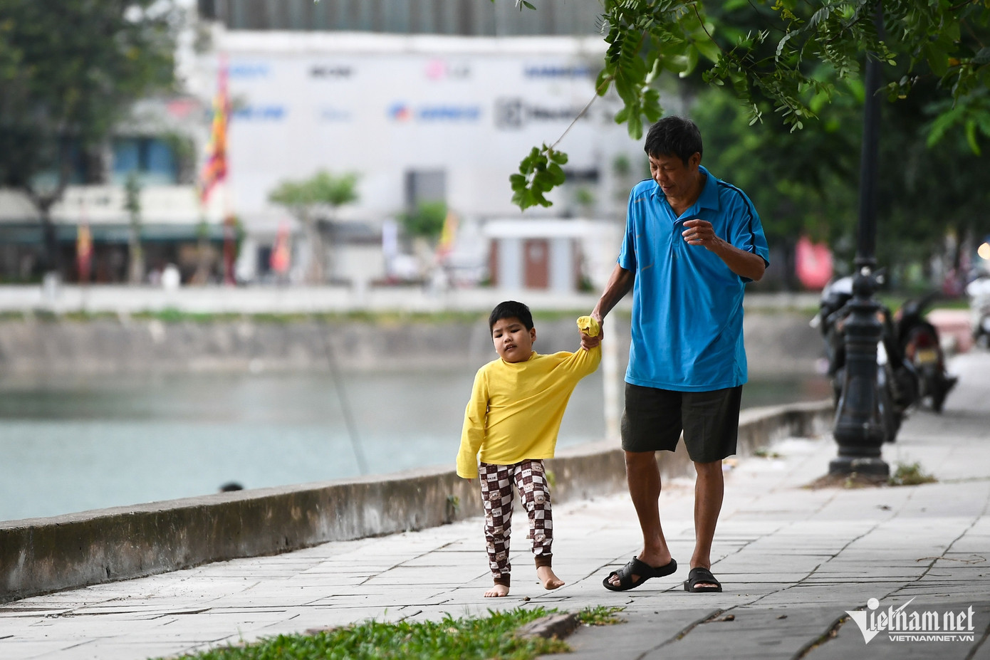 Sau 2 tuần đi vào hoạt động, phố đi bộ Ngọc Khánh tương đối vắng vẻ dù tiết trời vào thu rất đẹp. Sáng sớm và chiều tối thứ Bảy, Chủ nhật, tại đây đa phần người dân sinh sống xung quanh khu vực đi dạo, hóng gió. Sau 2 tuần đi vào hoạt động, phố đi bộ Ngọc Khánh tương đối vắng vẻ dù tiết trời vào thu rất đẹp. Sáng sớm và chiều tối thứ Bảy, Chủ nhật, tại đây đa phần người dân sinh sống xung quanh khu vực đi dạo, hóng gió.