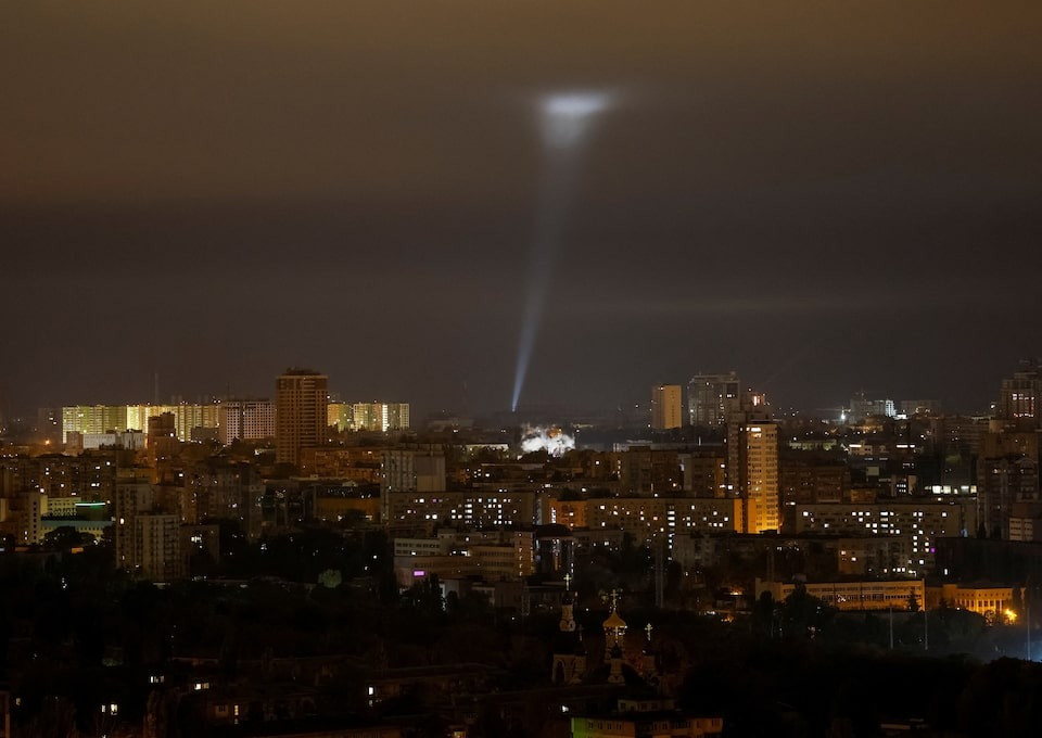 Lực lượng phòng không Ukraine chiếu đèn tìm máy bay không người lái. (Ảnh: Reuters) Lực lượng phòng không Ukraine chiếu đèn tìm máy bay không người lái. (Ảnh: Reuters)