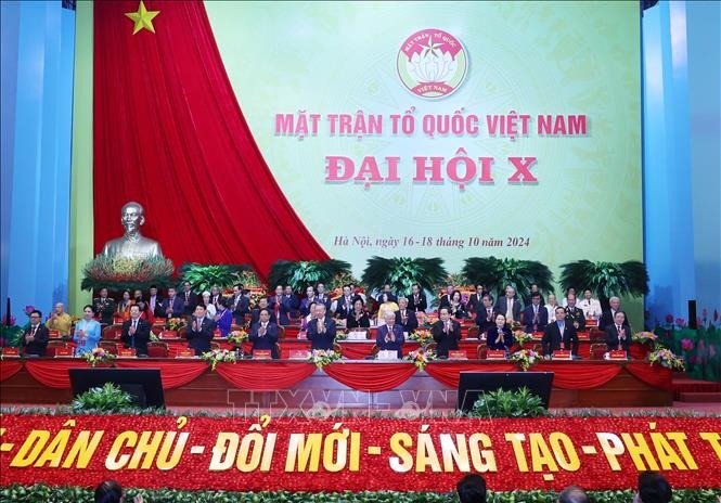 Đoàn Chủ tịch điều hành Phiên khai mạc trọng thể Đại hội. Ảnh: TTXVN