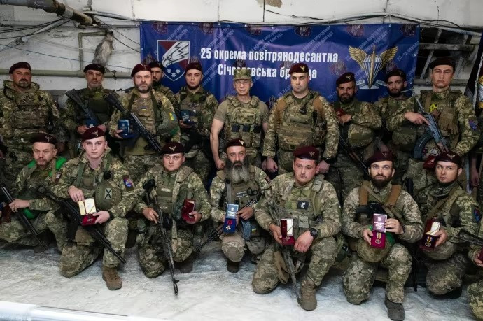 Một số hình ảnh trong chuyến thăm của ông Syrskyi. (Ảnh: Pravda)