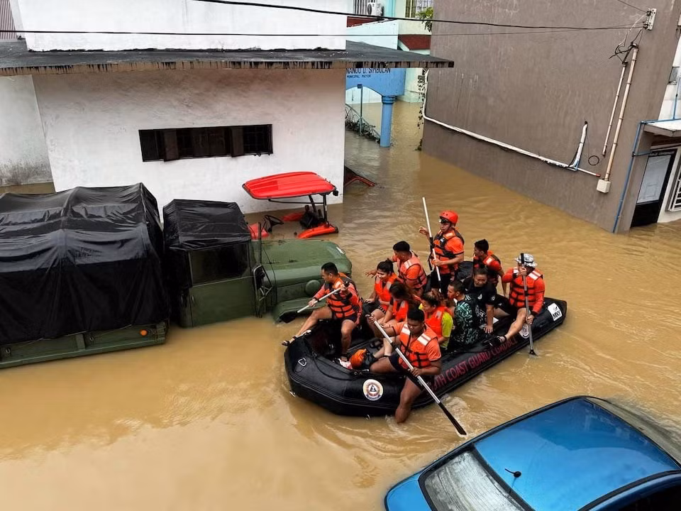 Lũ lụt ở Camarines Sur (Philippines), người dân được lực lượng chức năng đưa đi sơ tán. (Ảnh: Reuters) Lũ lụt ở Camarines Sur (Philippines), người dân được lực lượng chức năng đưa đi sơ tán. (Ảnh: Reuters)