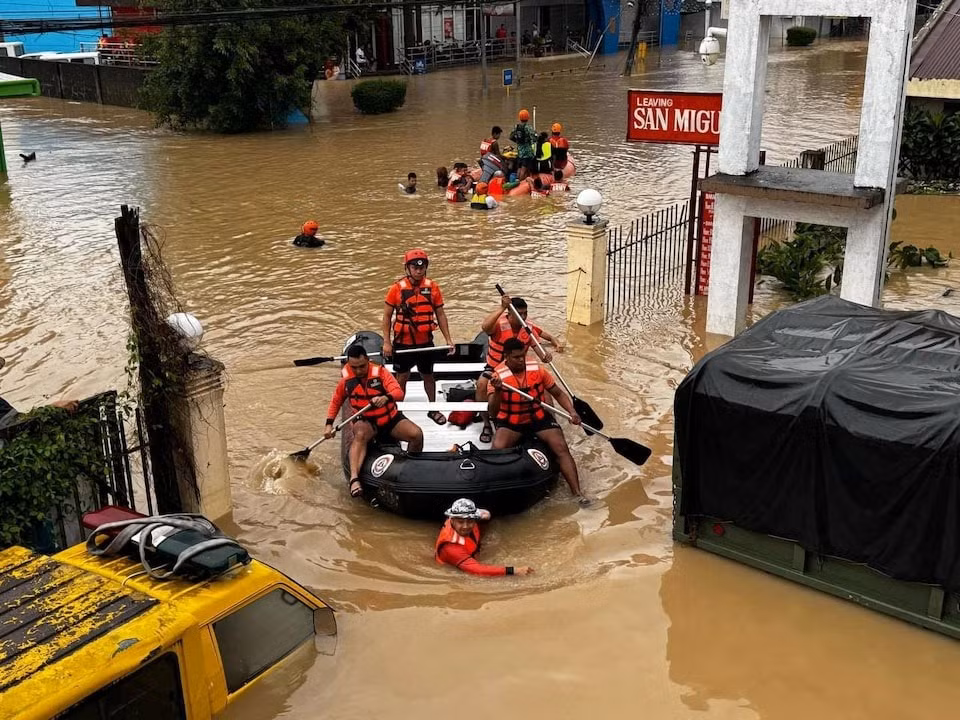 Lũ lụt ở Camarines Sur (Philippines), người dân được lực lượng chức năng đưa đi sơ tán. (Ảnh: Reuters) Lũ lụt ở Camarines Sur (Philippines), người dân được lực lượng chức năng đưa đi sơ tán. (Ảnh: Reuters)