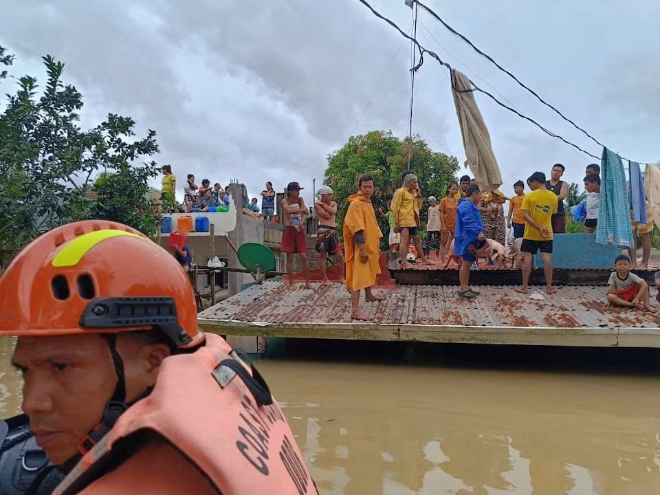 Nước lũ ở Bicol dâng cao đến mái nhà. (Ảnh: Reuters) Nước lũ ở Bicol dâng cao đến mái nhà. (Ảnh: Reuters)