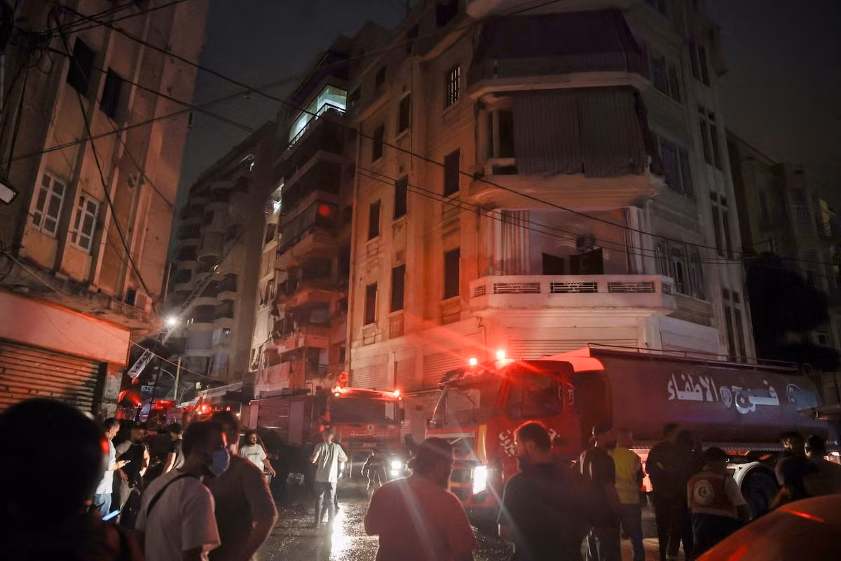 Một toà nhà ở Beirut bị hư hại sau cuộc không kích của Israel hôm 10/10. (Ảnh: Reuters) Một toà nhà ở Beirut bị hư hại sau cuộc không kích của Israel hôm 10/10. (Ảnh: Reuters)