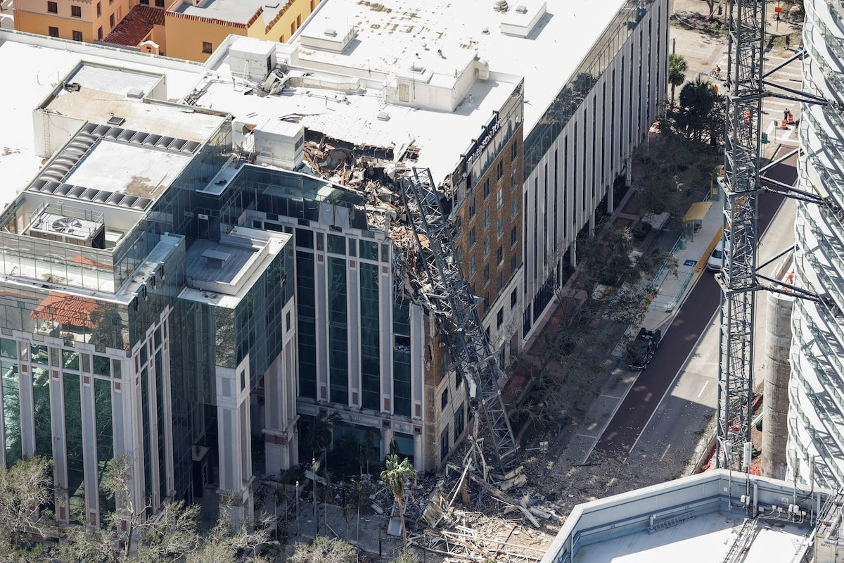 Hiện trường vụ sập cần cẩu. (Ảnh: Reuters)