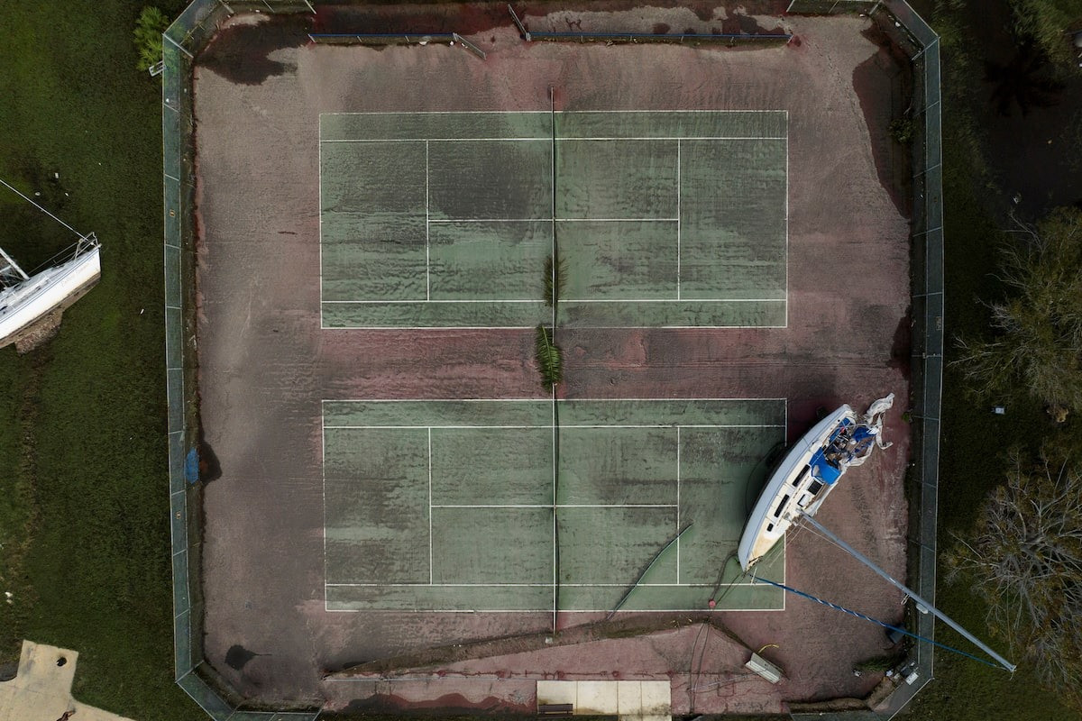 Một con thuyền nằm trên sân tennis ở Punta Gorda (bang Florida). (Ảnh: Reuters)