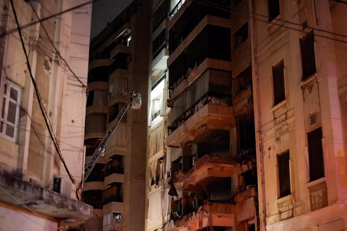 Một toà nhà ở Beirut bị hư hại sau cuộc không kích của Israel hôm 10/10. (Ảnh: Reuters) Một toà nhà ở Beirut bị hư hại sau cuộc không kích của Israel hôm 10/10. (Ảnh: Reuters)