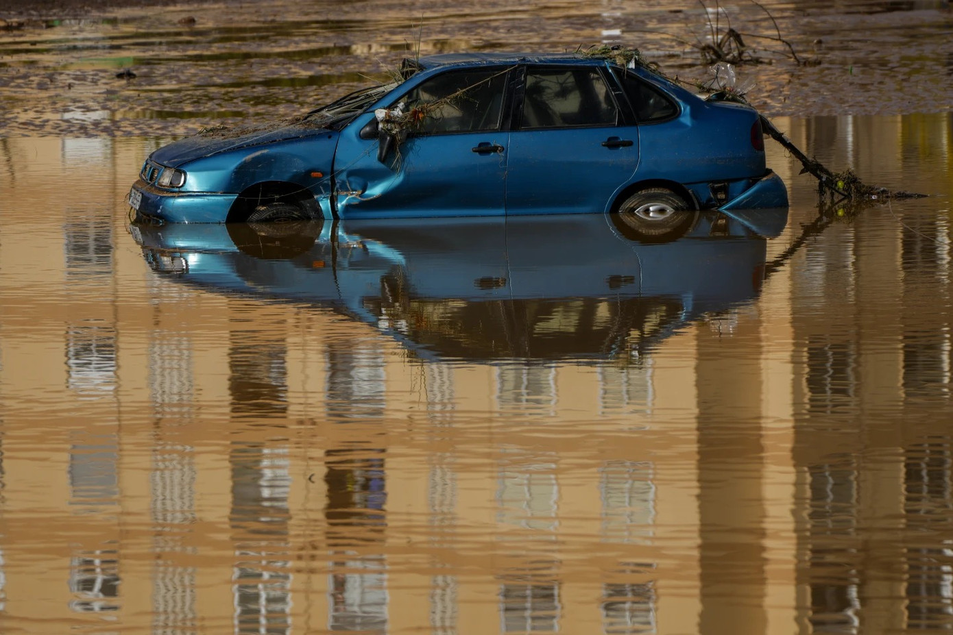 Các nhà khoa học cho biết, thiên tai khốc liệt đang diễn ra thường xuyên hơn do biến đổi khí hậu. Sự ấm lên của Địa Trung Hải, làm tăng bốc hơi nước, đóng vai trò quan trọng trong việc những trận mưa trở nên dữ dội hơn. (Ảnh: AP) Các nhà khoa học cho biết, thiên tai khốc liệt đang diễn ra thường xuyên hơn do biến đổi khí hậu. Sự ấm lên của Địa Trung Hải, làm tăng bốc hơi nước, đóng vai trò quan trọng trong việc những trận mưa trở nên dữ dội hơn. (Ảnh: AP)