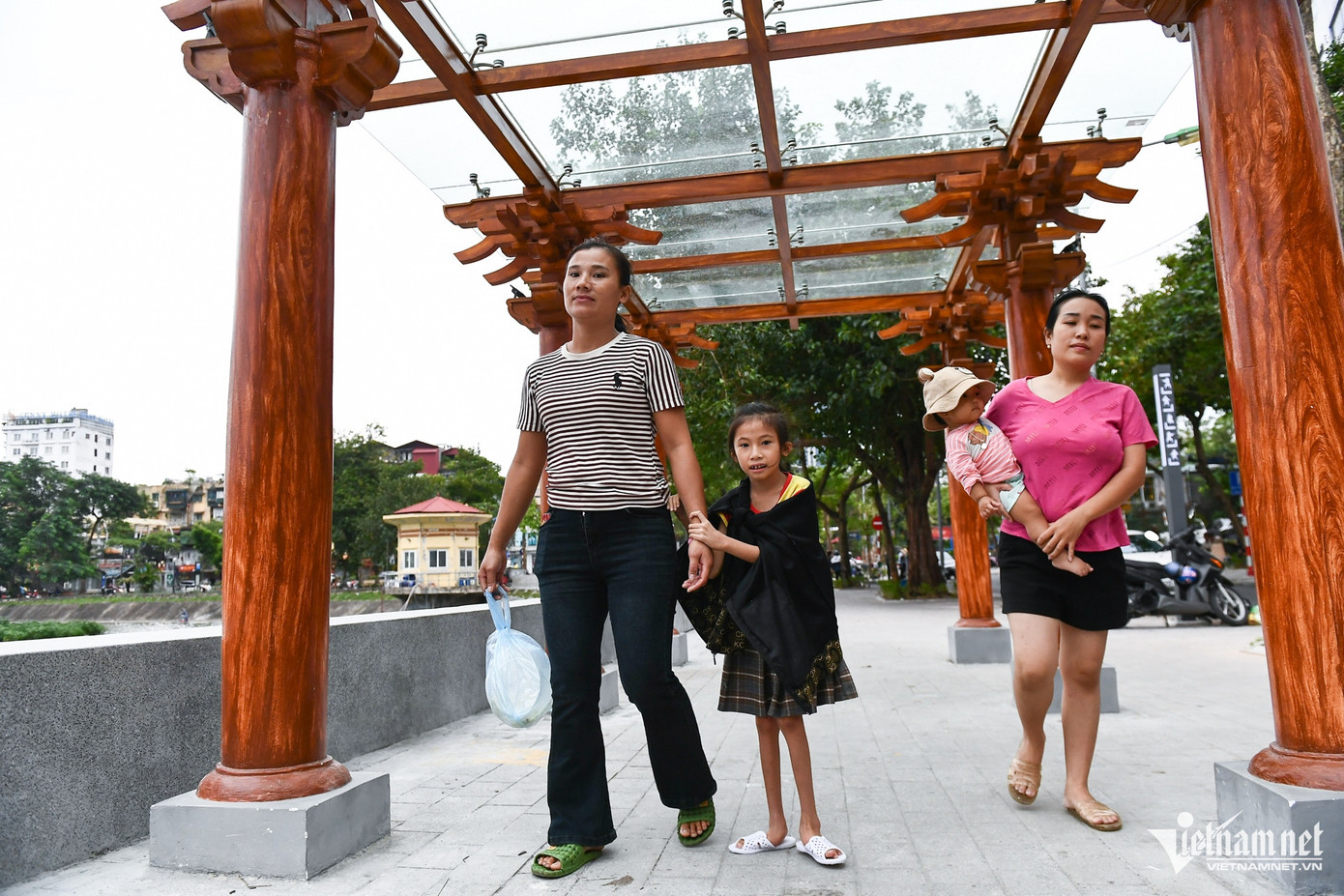 Khu vực phố kinh doanh dịch vụ - đi bộ hồ Ngọc Khánh chính thức đi vào hoạt động từ ngày 11/10. Từ 18h thứ Sáu đến 24h Chủ nhật hàng tuần, toàn bộ khu vực hồ Ngọc Khánh, phố Phạm Huy Thông cùng 8 ngõ đi chung sẽ kết nối với các tuyến phố Kim Mã, Nguyễn Chí Thanh, La Thành.... sẽ tổ chức cấm đường và phân luồng giao thông để phục vụ cho hoạt động thí điểm phố đi bộ. Khu vực phố kinh doanh dịch vụ - đi bộ hồ Ngọc Khánh chính thức đi vào hoạt động từ ngày 11/10. Từ 18h thứ Sáu đến 24h Chủ nhật hàng tuần, toàn bộ khu vực hồ Ngọc Khánh, phố Phạm Huy Thông cùng 8 ngõ đi chung sẽ kết nối với các tuyến phố Kim Mã, Nguyễn Chí Thanh, La Thành.... sẽ tổ chức cấm đường và phân luồng giao thông để phục vụ cho hoạt động thí điểm phố đi bộ.