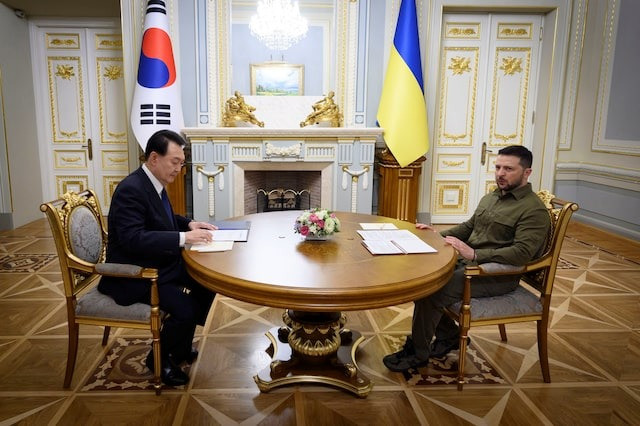Tổng thống Ukraine Volodymyr Zelensky gặp Tổng thống Hàn Quốc Yoon Suk Yeol ở Kiev, tháng 7/2023. (Ảnh: Reuters)