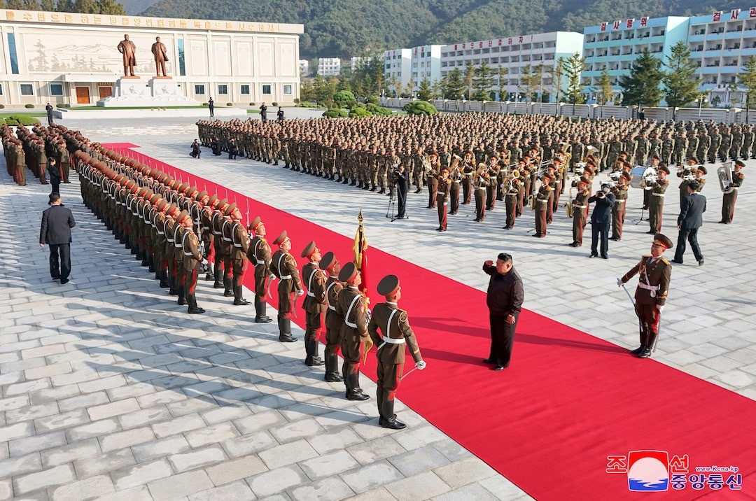 Chủ tịch Triều Tiên Kim Jong-un thăm Quân đoàn 2. (Ảnh: Reuters)