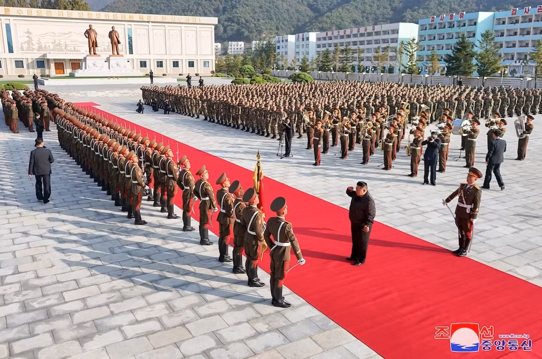 Chủ tịch Triều Tiên Kim Jong-un thăm Quân đoàn 2. (Ảnh: Reuters)