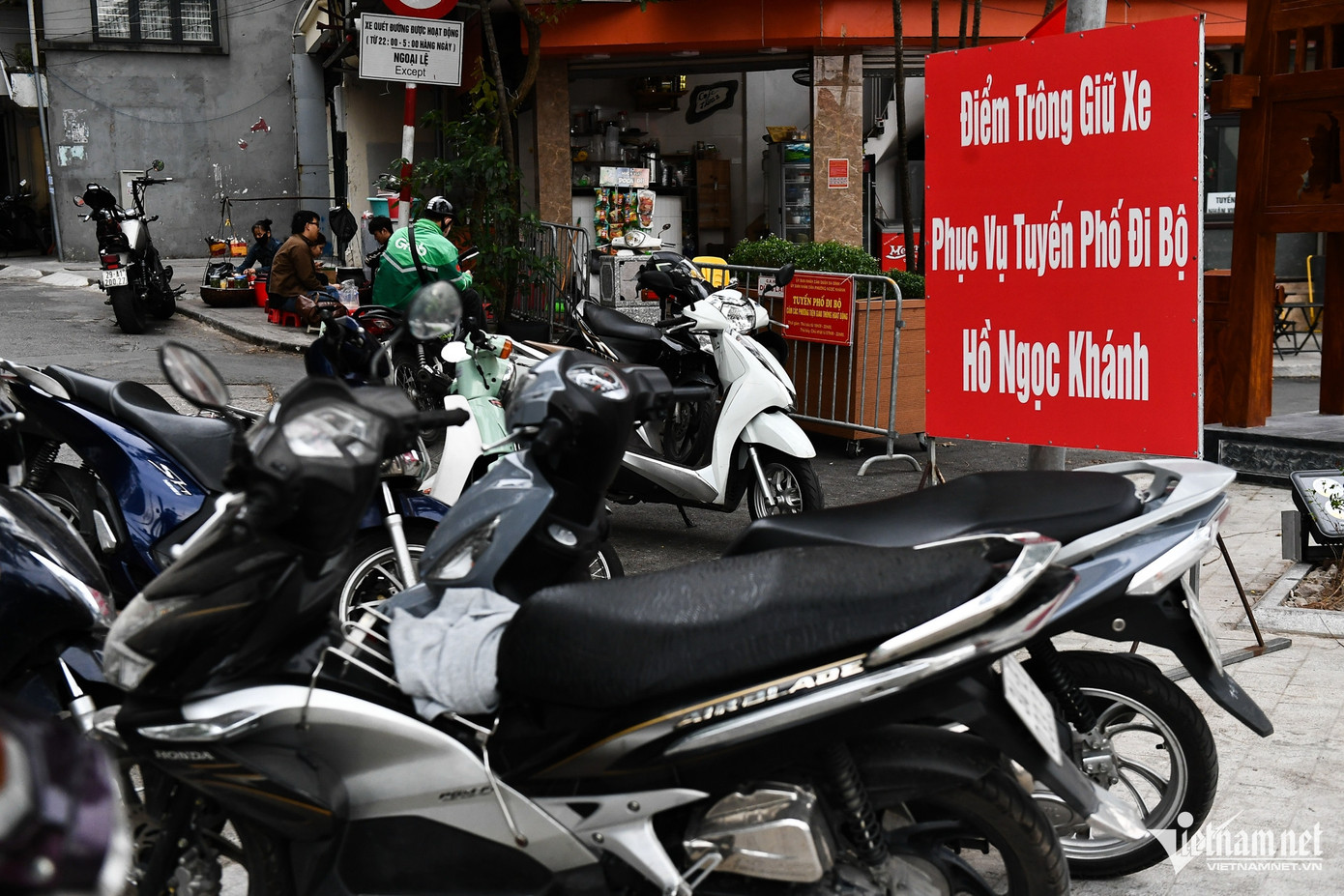 Các điểm trông xe ở hai đầu phố đi bộ được giới hạn bởi barie và có bảo vệ trông giữ. Theo thông tin từ nhân viên bảo vệ, trong những tuần qua, lượng khách đến đây vui chơi đã tăng dần, nhưng vẫn chưa quá đông. Các điểm trông xe ở hai đầu phố đi bộ được giới hạn bởi barie và có bảo vệ trông giữ. Theo thông tin từ nhân viên bảo vệ, trong những tuần qua, lượng khách đến đây vui chơi đã tăng dần, nhưng vẫn chưa quá đông.