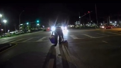 Một thùng phiếu và một túi phiếu được tìm thấy giữa đường. (Ảnh chụp màn hình)