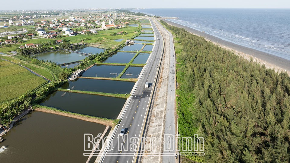 Các phương tiện di chuyển tại tuyến đường bộ mới Nam Định - Lạc Quần - Đường bộ ven biển đoạn qua xã Hải Đông (Hải Hậu). Các phương tiện di chuyển tại tuyến đường bộ mới Nam Định - Lạc Quần - Đường bộ ven biển đoạn qua xã Hải Đông (Hải Hậu).