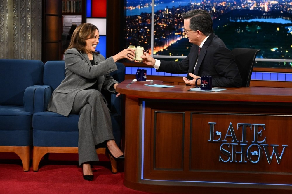 Bà Harris trong chương trình The Late Show With Stephen Colbert, phát sóng trên đài CBS. (Ảnh: CBS)