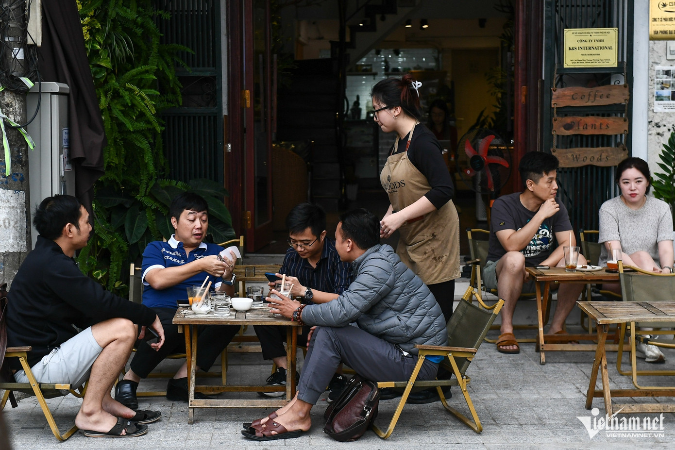 Các hoạt động kinh doanh ven hồ chủ yếu là quán cà phê, trà đá, hàng ăn, không có nhiều hoạt động vui chơi giải trí. Trong chiều 27/10, thời tiết đẹp, một vài quán cà phê tại đây đông khách ra vào. Các hoạt động kinh doanh ven hồ chủ yếu là quán cà phê, trà đá, hàng ăn, không có nhiều hoạt động vui chơi giải trí. Trong chiều 27/10, thời tiết đẹp, một vài quán cà phê tại đây đông khách ra vào.