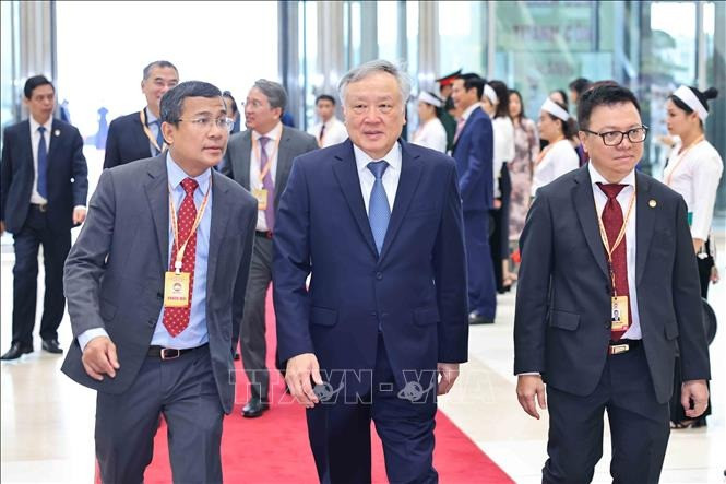 Phó Thủ tướng Thường trực Nguyễn Hòa Bình cùng các đại biểu đến dự phiên khai mạc Đại hội.