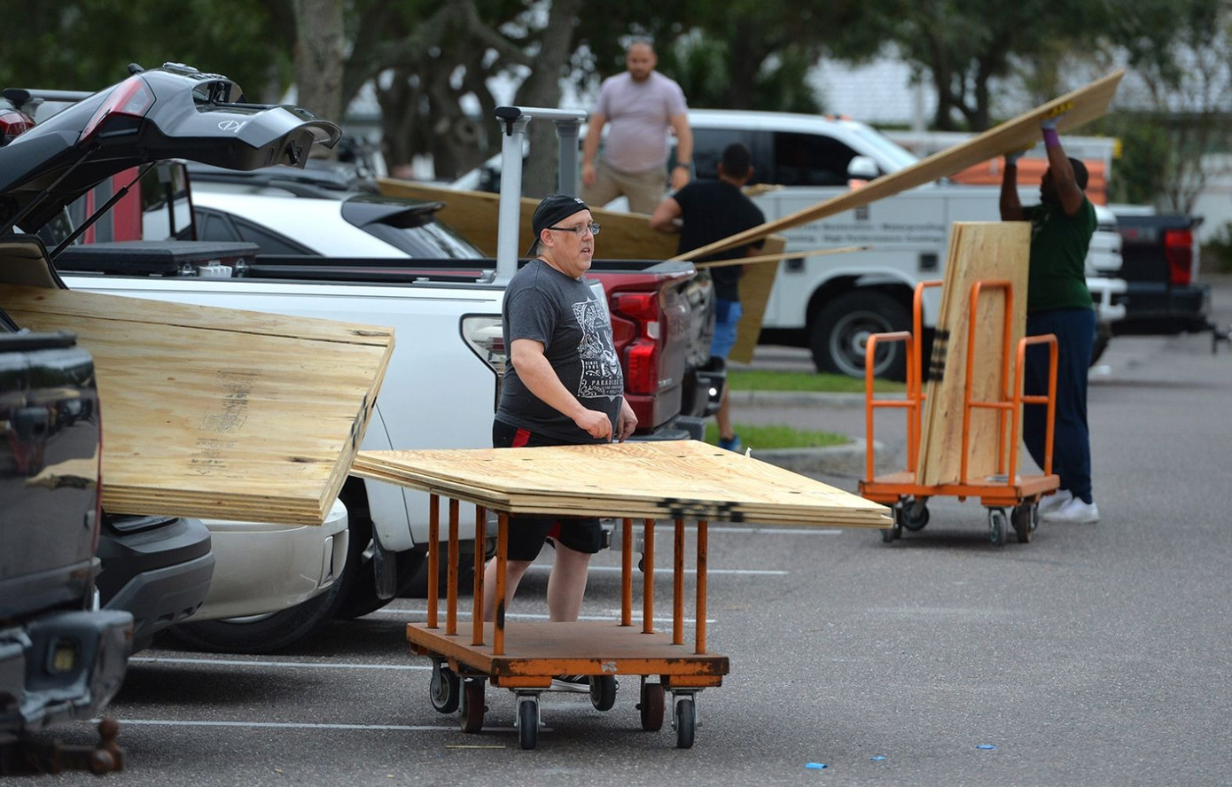 Người dân Sarasota (bang Florida) chuẩn bị gia cố nhà cửa trước khi bão Milton đổ bộ. (Ảnh: Reuters)