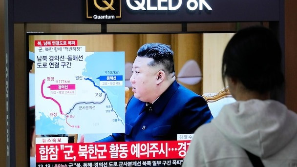 Bản tin của Hàn Quốc về việc Triều Tiên phá hủy tuyến đường liên Triều. (Ảnh: AP) Bản tin của Hàn Quốc về việc Triều Tiên phá hủy tuyến đường liên Triều. (Ảnh: AP)