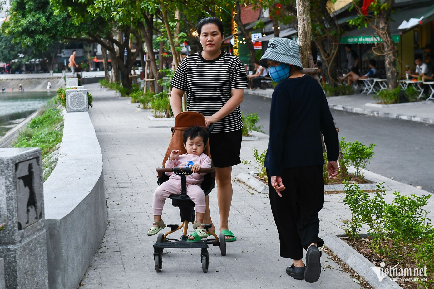 Sau 2 tuần đi vào hoạt động, phố đi bộ Ngọc Khánh tương đối vắng vẻ dù tiết trời vào thu rất đẹp. Sáng sớm và chiều tối thứ Bảy, Chủ nhật, tại đây đa phần người dân sinh sống xung quanh khu vực đi dạo, hóng gió. Sau 2 tuần đi vào hoạt động, phố đi bộ Ngọc Khánh tương đối vắng vẻ dù tiết trời vào thu rất đẹp. Sáng sớm và chiều tối thứ Bảy, Chủ nhật, tại đây đa phần người dân sinh sống xung quanh khu vực đi dạo, hóng gió.