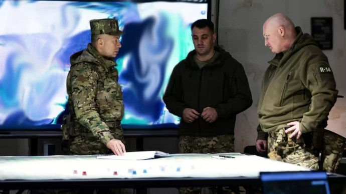 Tổng Tư lệnh Syrskyi (trái) trong chuyến làm việc. (Ảnh: Pravda) Tổng Tư lệnh Syrskyi (trái) trong chuyến làm việc. (Ảnh: Pravda)